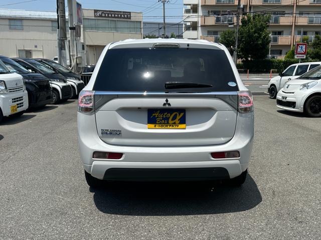 アウトランダーＰＨＥＶ Ｇプレミアムパッケージ　純正メモリーナビ　Ｂカメラ　ロックフォード　黒革パワーシート　ドラレコ　衝突被害軽減Ｂ　レーダークルーズ　ＬＫＡ　シートヒーター　ＥＴＣ　ＬＥＤヘッドライト　純正１８インチＡＷ　１５００Ｗ電源（12枚目）