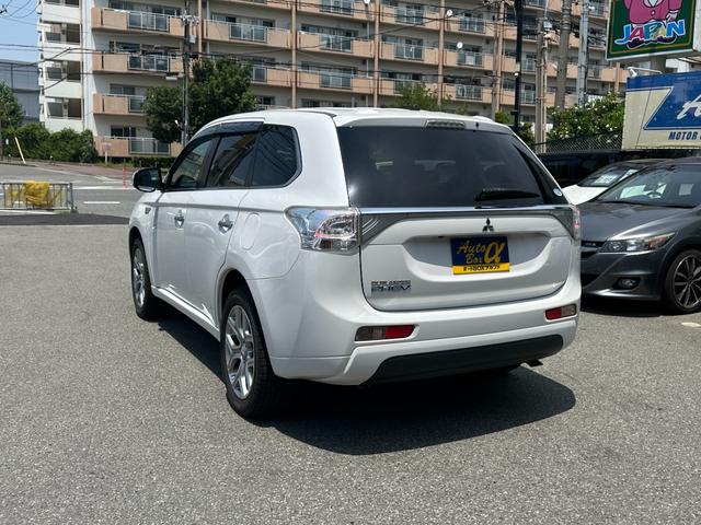 アウトランダーＰＨＥＶ Ｇプレミアムパッケージ　純正メモリーナビ　Ｂカメラ　ロックフォード　黒革パワーシート　ドラレコ　衝突被害軽減Ｂ　レーダークルーズ　ＬＫＡ　シートヒーター　ＥＴＣ　ＬＥＤヘッドライト　純正１８インチＡＷ　１５００Ｗ電源（13枚目）
