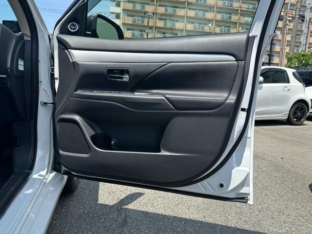 アウトランダーＰＨＥＶ Ｇプレミアムパッケージ　純正メモリーナビ　Ｂカメラ　ロックフォード　黒革パワーシート　ドラレコ　衝突被害軽減Ｂ　レーダークルーズ　ＬＫＡ　シートヒーター　ＥＴＣ　ＬＥＤヘッドライト　純正１８インチＡＷ　１５００Ｗ電源（25枚目）