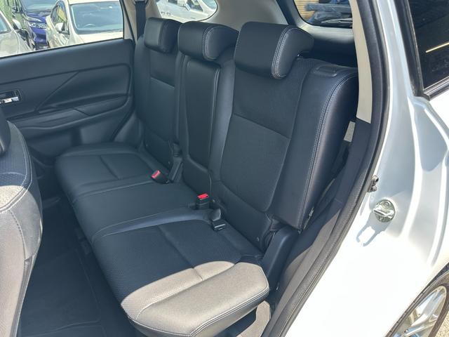 アウトランダーＰＨＥＶ Ｇプレミアムパッケージ　純正メモリーナビ　Ｂカメラ　ロックフォード　黒革パワーシート　ドラレコ　衝突被害軽減Ｂ　レーダークルーズ　ＬＫＡ　シートヒーター　ＥＴＣ　ＬＥＤヘッドライト　純正１８インチＡＷ　１５００Ｗ電源（34枚目）