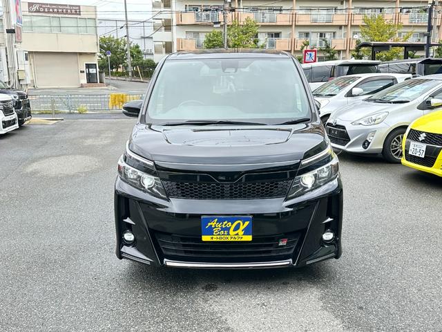 ヴォクシー ＺＳ　ＧＲスポーツ　純正メモリーナビＴＶ　バックカメラ　両側パワースライドドア　トヨタセーフティセンス　ＧＲ専用ハーフレザーシート　ＬＫＡ・ＴＲＣ・ＥＴＣ　クルーズＣ　純正１８ｉｎＡＷ　ＬＥＤライト・ＬＥＤフォグ（7枚目）