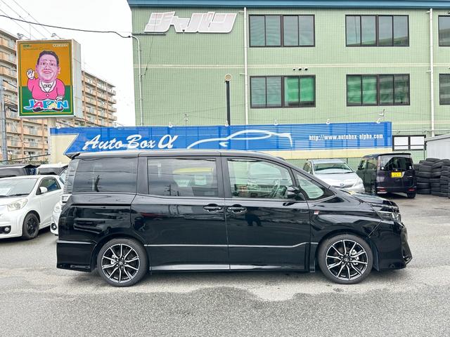 ヴォクシー ＺＳ　ＧＲスポーツ　純正メモリーナビＴＶ　バックカメラ　両側パワースライドドア　トヨタセーフティセンス　ＧＲ専用ハーフレザーシート　ＬＫＡ・ＴＲＣ・ＥＴＣ　クルーズＣ　純正１８ｉｎＡＷ　ＬＥＤライト・ＬＥＤフォグ（9枚目）