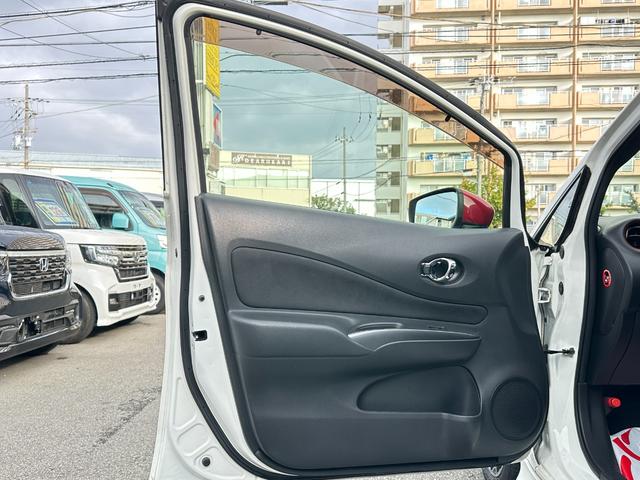 ノート ｅ－パワーニスモ　純正メモリーナビ　フルセグＴＶ　アラウンドビューカメラ　エマージェンシーブレーキ　デジタルインナーミラー　ＬＥＤヘッドライト　ＬＥＤフォグライト　ＬＫＡ　ＴＲＣ　ＥＴＣ　クリアランスソナー（24枚目）