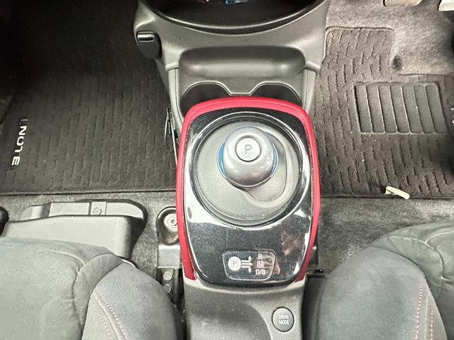 ノート ｅ－パワーニスモ　純正メモリーナビ　フルセグＴＶ　アラウンドビューカメラ　エマージェンシーブレーキ　デジタルインナーミラー　ＬＥＤヘッドライト　ＬＥＤフォグライト　ＬＫＡ　ＴＲＣ　ＥＴＣ　クリアランスソナー（37枚目）