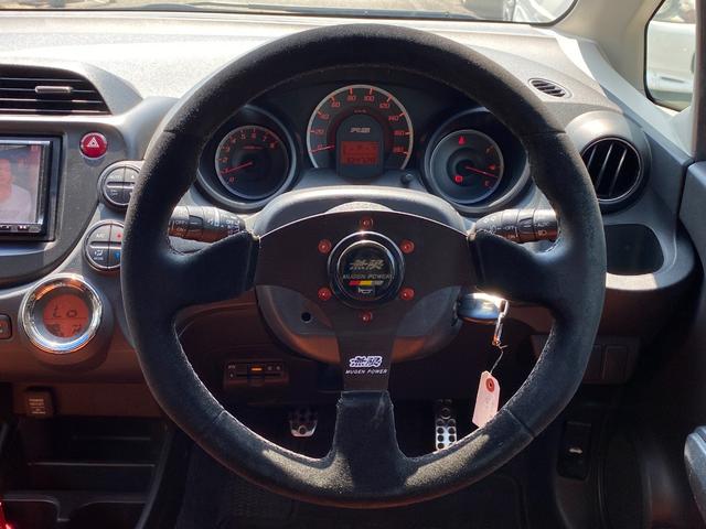 フィット RS /後期/6MT/APEXIマフラー/16AW/ローダウン/無限ステアリング/カーボン調シート/リアスポイラー/TV/Bluetooth/CD/AUX/オートライト/オートAC/ETC/キーレスエントリ(6枚目)