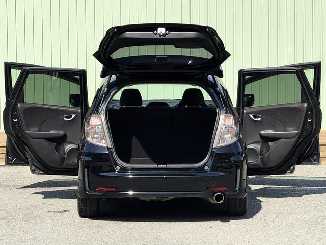 フィット RS /後期/6MT/APEXIマフラー/16AW/ローダウン/無限ステアリング/カーボン調シート/リアスポイラー/TV/Bluetooth/CD/AUX/オートライト/オートAC/ETC/キーレスエントリ(75枚目)