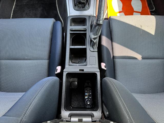 レガシィB4 2.0GT /5MT/spec B18AW/水平対向/HIDヘッドライト/キーレスエントリー/パワーシート/革巻きMOMOステアリング/記録簿8枚有/(33枚目)