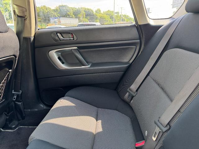 レガシィB4 2.0GT /5MT/spec B18AW/水平対向/HIDヘッドライト/キーレスエントリー/パワーシート/革巻きMOMOステアリング/記録簿8枚有/(40枚目)