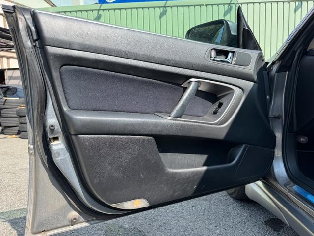 レガシィB4 2.0GT /5MT/spec B18AW/水平対向/HIDヘッドライト/キーレスエントリー/パワーシート/革巻きMOMOステアリング/記録簿8枚有/(44枚目)