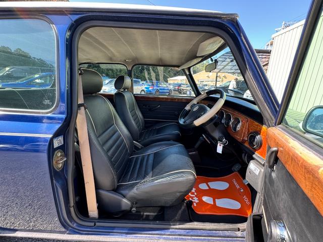 MINI クーパー /禁煙車/革シート/エアコン動作確認/天張り垂れ無し/ETC/12インチクーパーホイール/革巻きステアリング/ウッド調パネル/(48枚目)