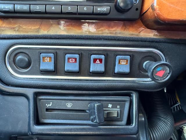 MINI クーパー /禁煙車/革シート/エアコン動作確認/天張り垂れ無し/ETC/12インチクーパーホイール/革巻きステアリング/ウッド調パネル/(52枚目)