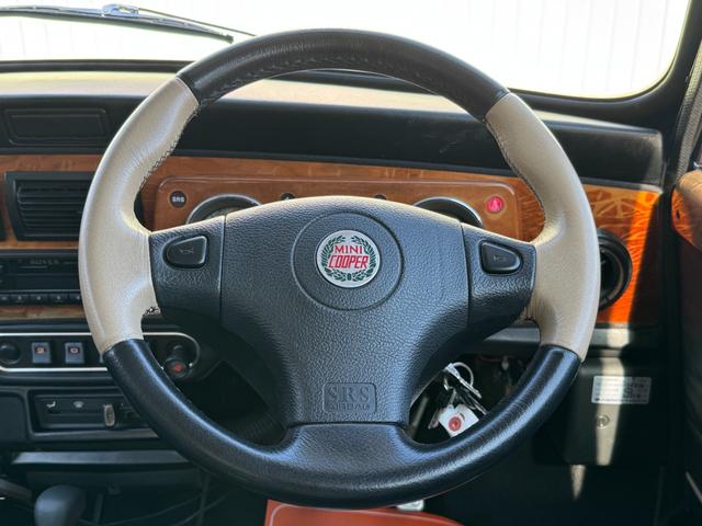 MINI クーパー /禁煙車/革シート/エアコン動作確認/天張り垂れ無し/ETC/12インチクーパーホイール/革巻きステアリング/ウッド調パネル/(53枚目)
