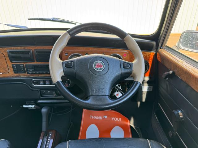 MINI クーパー /禁煙車/革シート/エアコン動作確認/天張り垂れ無し/ETC/12インチクーパーホイール/革巻きステアリング/ウッド調パネル/(60枚目)