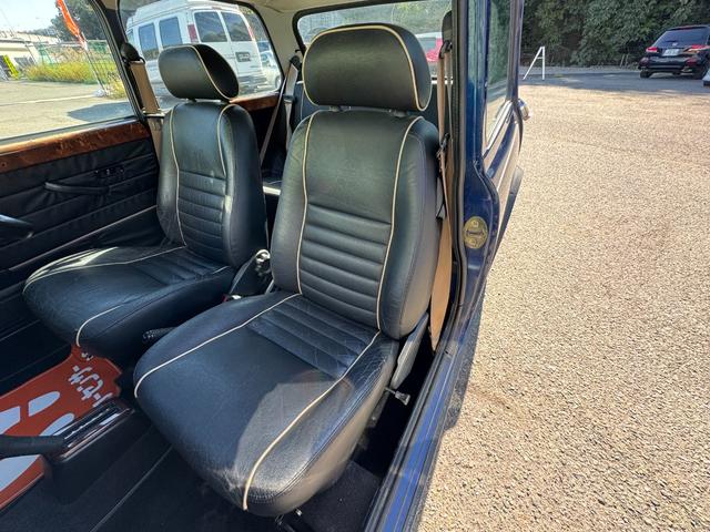 MINI クーパー /禁煙車/革シート/エアコン動作確認/天張り垂れ無し/ETC/12インチクーパーホイール/革巻きステアリング/ウッド調パネル/(61枚目)