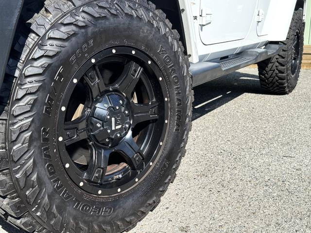 ジープ・ラングラーアンリミテッド 　／禁煙車／ＬＥＸＸＥＬ　ＯＵＴＬＡＷ　１７ＡＷ／ＹＯＫＯＨＡＭＡ　ＧＥＯＬＡＮＤＡＲ　ＭＴタイヤ／Ｊｅｅｐタイヤカバー／クルコン／キーレスエントリー／カロッツェリア／フルセグ／Ｂｌｕｅｔｏｏｔｈ／（4枚目）