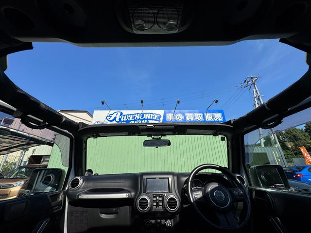 ジープ・ラングラーアンリミテッド 　／禁煙車／ＬＥＸＸＥＬ　ＯＵＴＬＡＷ　１７ＡＷ／ＹＯＫＯＨＡＭＡ　ＧＥＯＬＡＮＤＡＲ　ＭＴタイヤ／Ｊｅｅｐタイヤカバー／クルコン／キーレスエントリー／カロッツェリア／フルセグ／Ｂｌｕｅｔｏｏｔｈ／（5枚目）