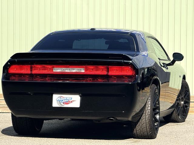 ダッジ・チャレンジャー ＳＥ　ＳＥ／ＴＳＷ２２ＡＷ／黒革調シートカバー／ＡＴＯＭＯディスプレイオーディオ／Ｂｌｕｅｔｏｏｔｈ／バックカメラ／ＬＥＤヘッドライト／ＬＥＤフォグランプ（2枚目）