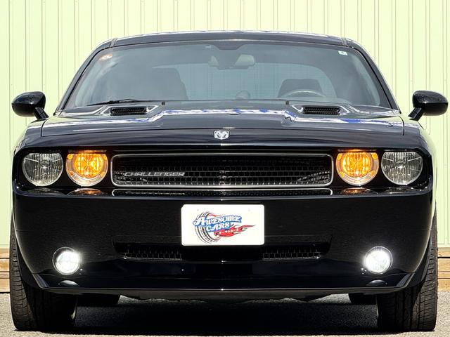 ダッジ・チャレンジャー ＳＥ　ＳＥ／ＴＳＷ２２ＡＷ／黒革調シートカバー／ＡＴＯＭＯディスプレイオーディオ／Ｂｌｕｅｔｏｏｔｈ／バックカメラ／ＬＥＤヘッドライト／ＬＥＤフォグランプ（4枚目）
