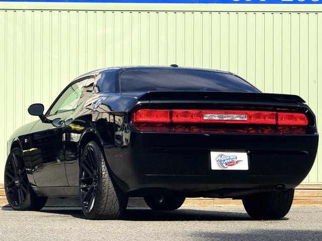 ダッジ・チャレンジャー ＳＥ　ＳＥ／ＴＳＷ２２ＡＷ／黒革調シートカバー／ＡＴＯＭＯディスプレイオーディオ／Ｂｌｕｅｔｏｏｔｈ／バックカメラ／ＬＥＤヘッドライト／ＬＥＤフォグランプ（7枚目）