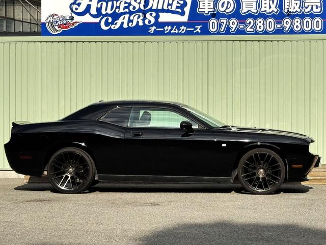 ダッジ・チャレンジャー ＳＥ　ＳＥ／ＴＳＷ２２ＡＷ／黒革調シートカバー／ＡＴＯＭＯディスプレイオーディオ／Ｂｌｕｅｔｏｏｔｈ／バックカメラ／ＬＥＤヘッドライト／ＬＥＤフォグランプ（11枚目）