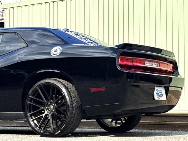 ダッジ・チャレンジャー ＳＥ　ＳＥ／ＴＳＷ２２ＡＷ／黒革調シートカバー／ＡＴＯＭＯディスプレイオーディオ／Ｂｌｕｅｔｏｏｔｈ／バックカメラ／ＬＥＤヘッドライト／ＬＥＤフォグランプ（16枚目）