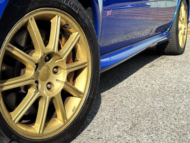 インプレッサ WRX STi /6MT/EJ20/大型リアウイング/HIDヘッドライト/DCCD/17インチホイール/革巻きSTIステアリング/キーレスエントリー/オーディオ/AUX/(29枚目)