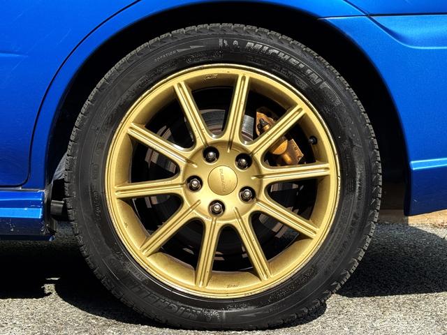 インプレッサ WRX STi /6MT/EJ20/大型リアウイング/HIDヘッドライト/DCCD/17インチホイール/革巻きSTIステアリング/キーレスエントリー/オーディオ/AUX/(33枚目)