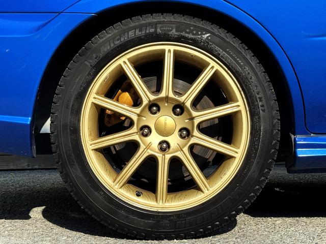 インプレッサ WRX STi /6MT/EJ20/大型リアウイング/HIDヘッドライト/DCCD/17インチホイール/革巻きSTIステアリング/キーレスエントリー/オーディオ/AUX/(34枚目)