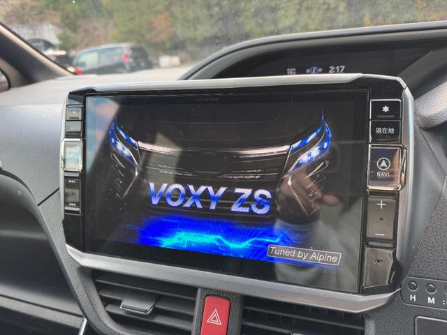 ヴォクシー ＺＳ　煌ＩＩＩ　／両側電動／ＡＬＰＩＮＥ９インチナビ／後席モニター／トヨタセーフティセンス／衝突軽減Ｃ／レーンキープアシスト／オートハイビーム／ＣＬソナー／クルコン／Ｗエアコン／Ｂカメラ／スマートキー／（5枚目）