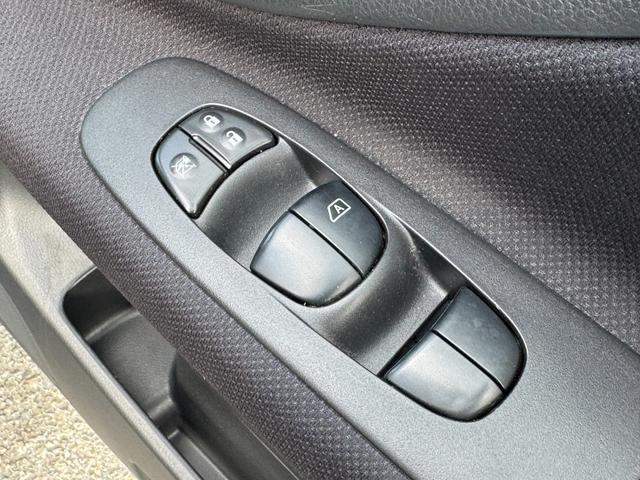 セレナ ハイウェイスター Vセレクション /禁煙車/両側電動/パノラミックルーフ/16AW/フルセグ/Bluetooth/CD/DVD/Bカメラ/インテリキー/Wエアコン/オートライト/クルコン/ウォークスルー/(56枚目)