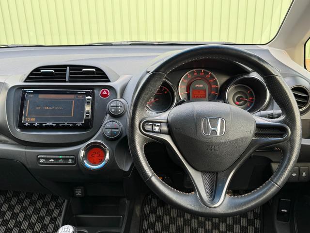 フィット RS /後期/6速マニュアル/禁煙車/WORK EMOTION17AW/スマートキー/オートライト/TV/ミュージックサーバー/USB/CD/Bカメラ/オートエアコン/ETC/(66枚目)