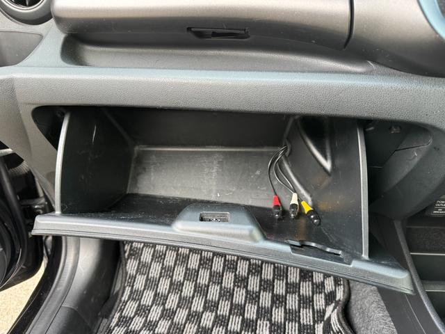 フィット RS /後期/6速マニュアル/禁煙車/WORK EMOTION17AW/スマートキー/オートライト/TV/ミュージックサーバー/USB/CD/Bカメラ/オートエアコン/ETC/(70枚目)