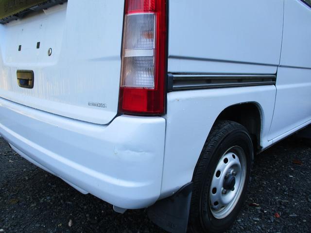 右リアに少しキズヘコミあります。