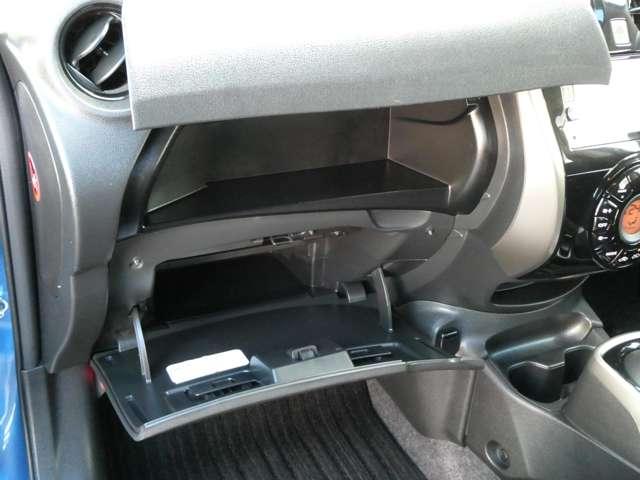 �㉺�ɂ�������̃��m���������e�ʃO���[�u�{�b�N�X�̑��A�����̎��[�X�y�[�X���t���Ă��܂��@�X�b�L���Y��Ɏ��[�o���܂��ˁB