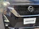 白い光で明るいLEDヘッドライト。車両を検知し、24灯のLEDヘッドライトが対向車や先行車を避けるようにして自動でハイビームの照射範囲を切り替えてくれるアダプティブヘッドライトも付いています!!