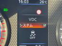 横滑り防止装置(VDC)付。滑りやすい路面やコーナリング時、障害物を回避する際に発生する横滑りを軽減し、車両の安定性を向上させ、走行時の安心感を高めます。