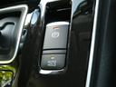 オートブレーキホールド。信号待ちなどの停車時に、ブレーキペダルを踏み続けていなくても自動的にブレーキ力がキープされる機能です。アクセルペダルを踏めば、ブレーキが解除され発進が可能です。