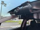 ドライブレコーダーは車室内カメラによる車内および車側面の撮影記録、走行中の幅寄せ対策や後方撮影(リヤガラス越し)にも対応。駐車中、衝撃を検知すると自動的に録画モードが作動、大切な人とクルマを見守ります