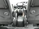 運転席と助手席の背中にUSB端子が付いています!セカンドシートの乗員もスマホやタブレットの充電ができますよ!