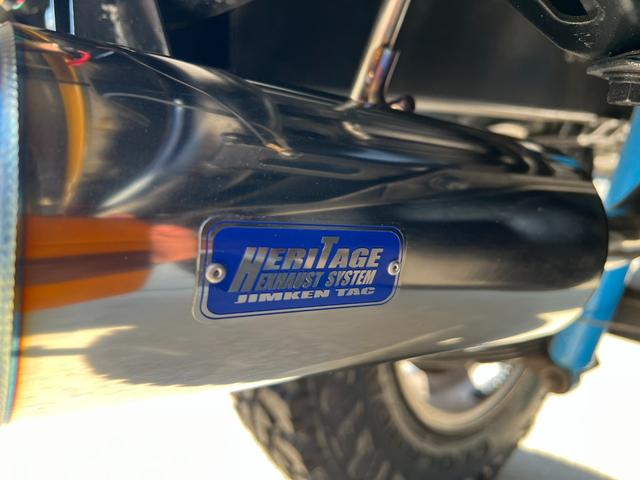 誇らし気に輝くエンブレムはJIMKENTACオリジナルエキゾーストシステム「ヘリテージ」!