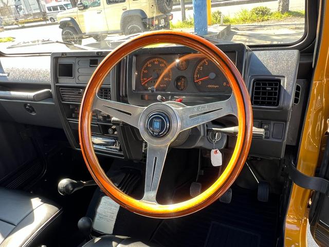 ステアリングはナルディウッド