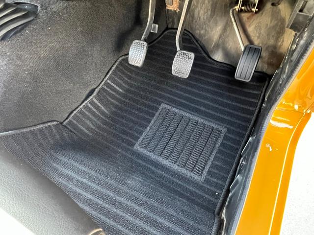 フロアマットは新品を装着しています。タックからの感謝の気持ちです・・・