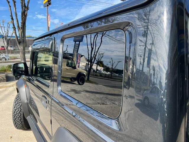 リアー３面にはプライバシーガラスを装備しています。プライバシー保護だけでなくクーラーに効きも良くなります。