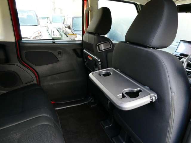 行楽に便利なドリンクホルダーも備え付けた展開式のシートバックテーブル。現地に早めについて車の中でお食事っていうのもなかなか楽しいですよね。