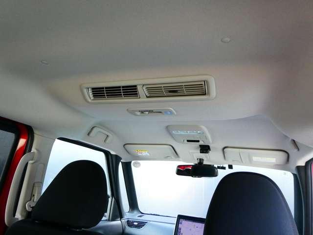 エアコンの冷温気を後席に効率良く配分する「リアシーリングファン」で室内は１年中快適♪