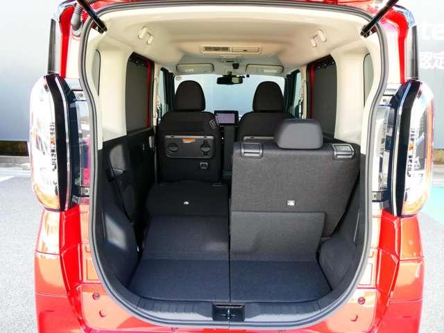 後席は片側だけでも倒せちゃいます♪３人乗っても荷物もタップリのせれます♪