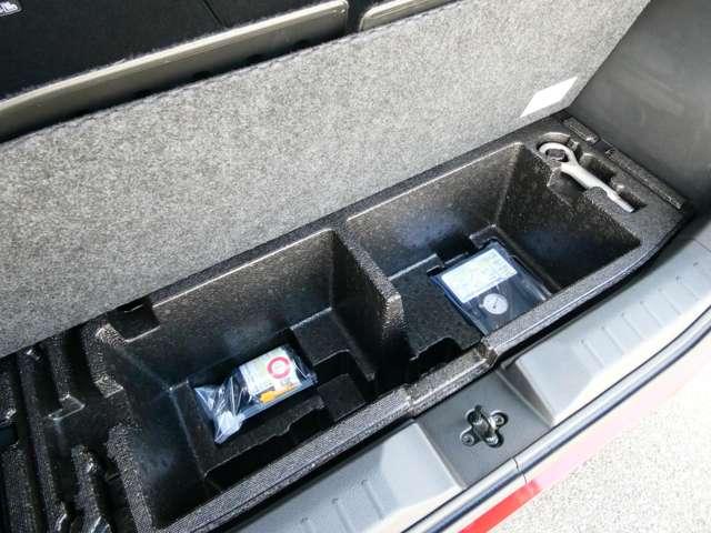 ラゲッジルームのフロア下には、汚れ物や工具などを収納できる便利なアンダーボックスを装備してます♪