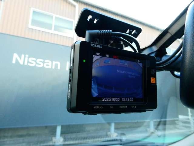 マーチ １．２　１２Ｘ　アイドリングストップ機能　ＥＴＣ　ＥＴＣ車載器　イモビ　スマートキープッシュスタート　アイストップ　ドライブレコーダー　ナビＴＶ　運転席助手席エアバック　パワーウインド　ＡＢＳ　ワンセグ　キーレスエントリー　ワンオーナー　メモリーナビ（7枚目）