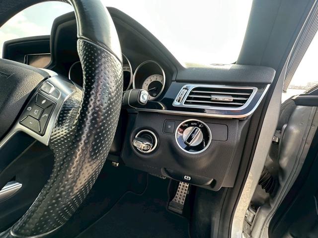 Ｅクラスステーションワゴン Ｅ２５０　ステーションワゴン　アバンギャルド　ハーフレザーシート　純正ナビ　バックカメラ　純正アルミホイール　ドラレコ　純正フロアマット（13枚目）