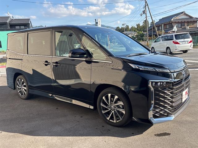 ヴォクシー ハイブリッドＳ－Ｚ　両側パワースライドドア　ユニバーサルステップ　リヤオートエアコン　ＡＣ１００Ｖ　パワーバックドア　１０．５インチディスプレイオーディオ　ＬＥＤヘッドライト　快適利便パッケージ（4枚目）